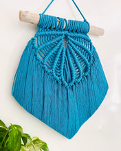 Load image into Gallery viewer, &quot;Clam Shell“ Macrame Wall Hanging in Aquamarine
