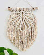 Load image into Gallery viewer, &quot;Clam Shell“ Macrame Wall Hanging in Natural
