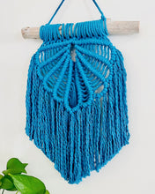 Load image into Gallery viewer, &quot;Clam Shell“ Macrame Wall Hanging in Aquamarine
